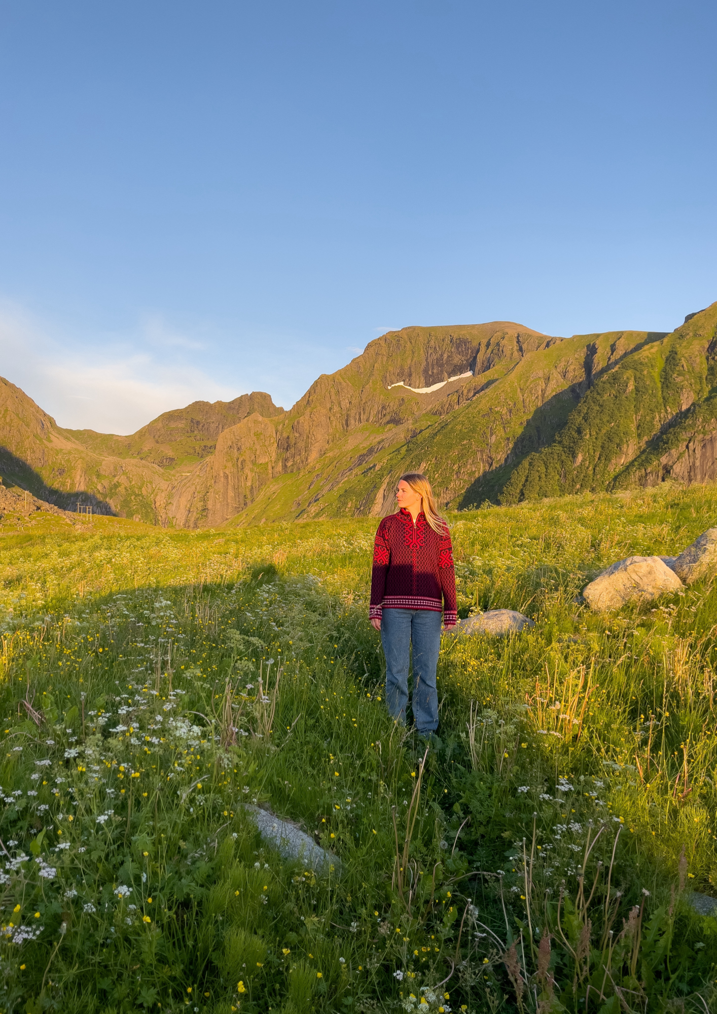 Fie Agerskov i nord norsk natur med Lekenes ullgenser fra Dale of Norway