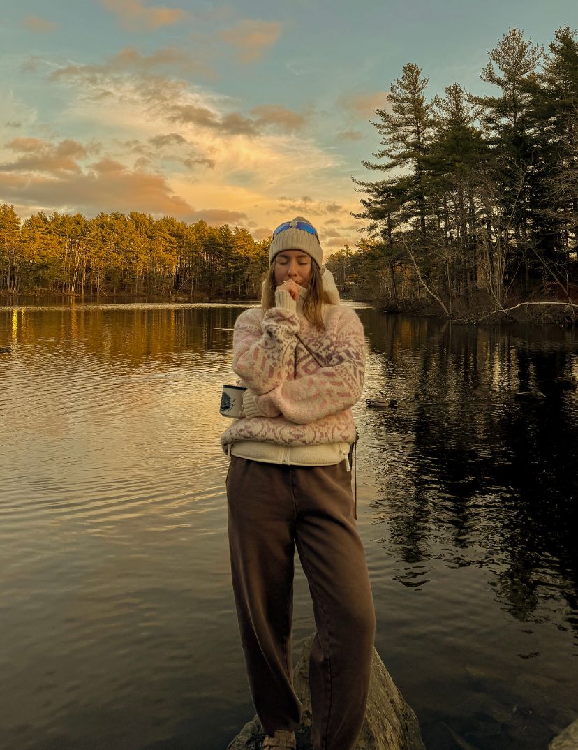 Jente ute i naturen med Dale of Norway strikket genser