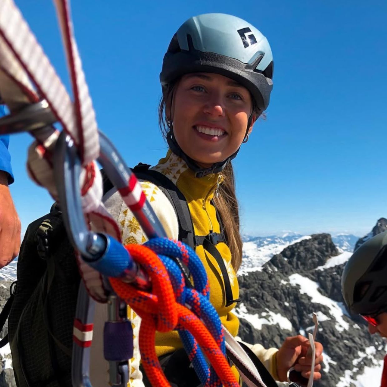 Yellow knitted Dystingen sweater worn by Norwegian female influencer Oda Kristine