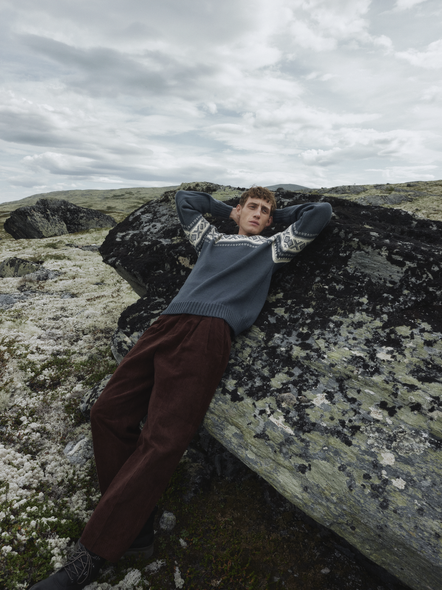 Cortina sweater male model steel off white in Norwegian nature