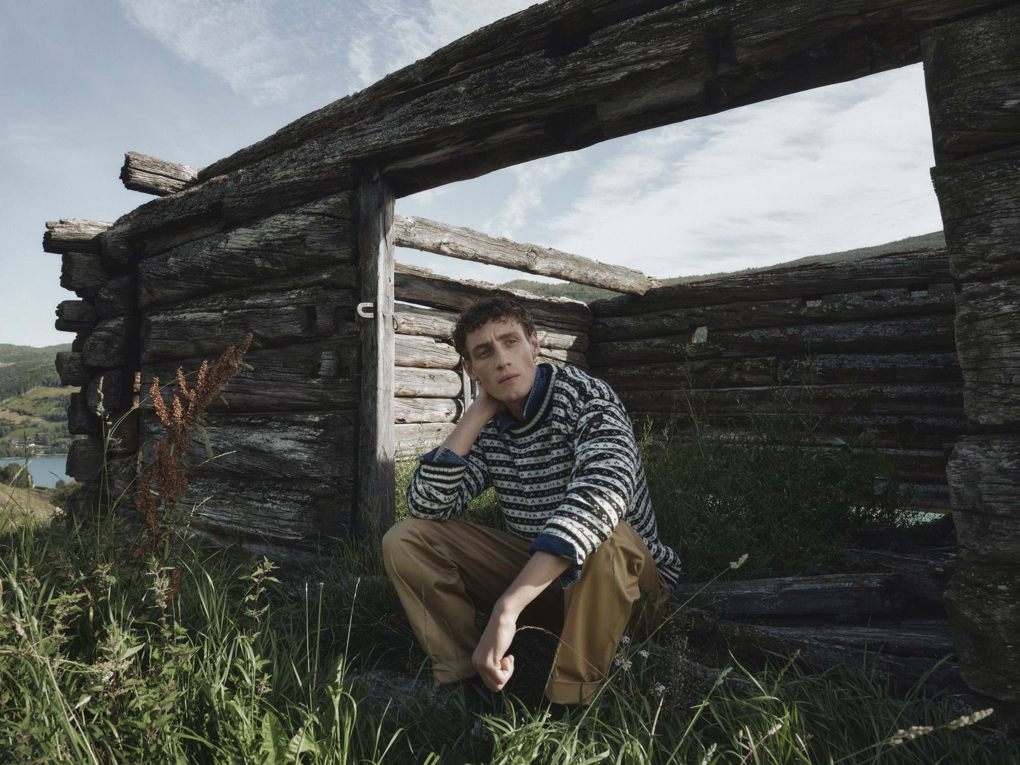 Male model wearing Skipsleia sweater from Dale of Norway