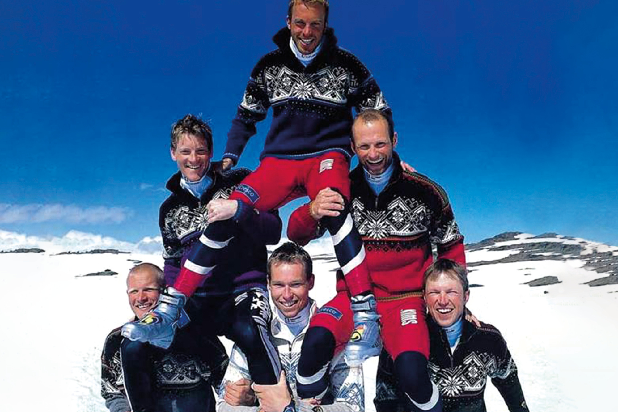 Ski-VM Val di Fiemme, Italia 2003. Bildet viser norske langrennsutøvere i den offisielle VM-genseren. Øverst: Anders Aukland. Midten: Jens Arne Svartedal og Kristen Skjeldal. Nederst f.v.: Tor Arne Hetland, Håvard Bjerkeli og Frode Estil.